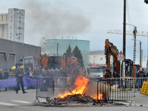 Les dépôts pétroliers de Brest, Lorient et Vern sur Seiche bloqués
